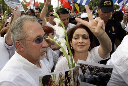 La cantante Gloria Estefan y su marido, en las calles de Miami.