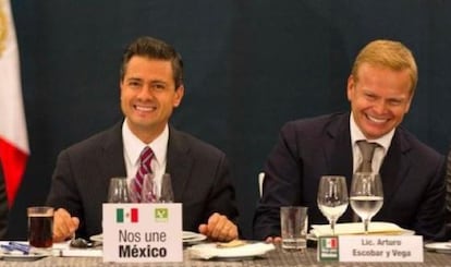 El presidente Peña junto a Arturo Escobar, vocero del Verde.