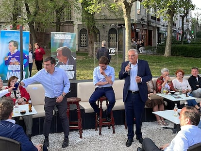 El concejal de Vivienda, Álvaro González, José Luis Martínez-Almeida y el actual presidente del distrito de Carabanchel, Carlos Izquierdo, durante un mitin electoral en el distrito el pasado mayo.