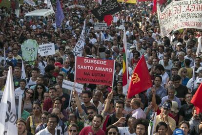 Professores em manifesta&ccedil;&atilde;o nesta sexta.