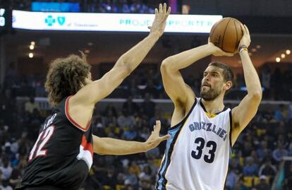 Marc Gasol lanza, defendido por Robin Lopez.