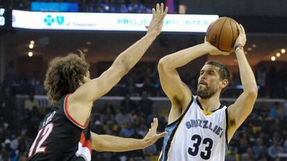 Marc Gasol lanza, defendido por Robin Lopez.