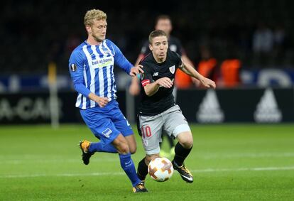 Iker Muniain disputa el bal&oacute;n durante el partido ante el Hertha BSC.