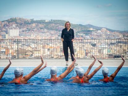 Anna Tarrés, en julio en Barcelona, durante un entrenamiento del dúo de Israel con nadadoras del club Kallípolis.