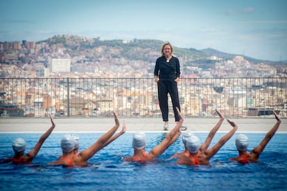 Anna Tarrés, en julio en Barcelona, durante un entrenamiento del dúo de Israel con nadadoras del club Kallípolis.
