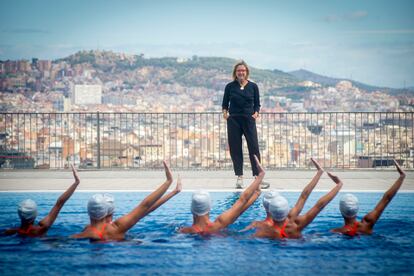 Anna Tarrés, en julio en Barcelona, durante un entrenamiento del dúo de Israel con nadadoras del club Kallípolis.