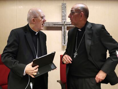 El presidente de la Conferencia Espiscopal Española, Juan José Omella (derecha), habla este lunes con el cardenal Carlos Osoro.