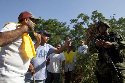 Enfrentamiento entre polic&iacute;as comunitarias y el Ej&eacute;rcito, que impide el paso hacia Apatzing&aacute;n.