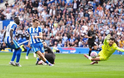 Brajan Gruda anota en el minuto 89 el tanto de la victoria del Brighton ante el Manchester City.