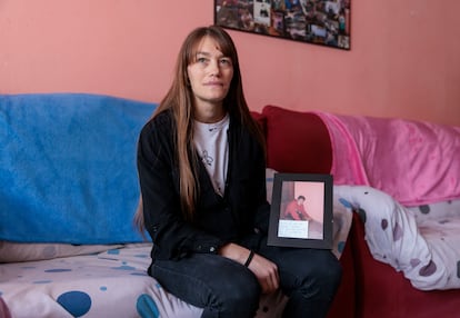 Lorena Sánchez, madre de David Hernández, con un retrato de su hijo.