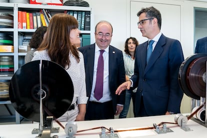 El ministro de Cultura y Deporte, Miquel Iceta (segundo por la izquierda) junto con el ministro de la Presidencia, Félix Bolaños, (segundo por la derehca), el miércoles, antes del acto de presentación de la recuperación de imágenes sonoras de la II República, en el Centro de Conservación y Restauración de la Filmoteca Española, en Pozuelo de Alarcón (Madrid).