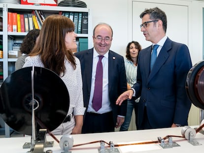 El ministro de Cultura y Deporte, Miquel Iceta (segundo por la izquierda) junto con el ministro de la Presidencia, Félix Bolaños, (segundo por la derehca), el miércoles, antes del acto de presentación de la recuperación de imágenes sonoras de la II República, en el Centro de Conservación y Restauración de la Filmoteca Española, en Pozuelo de Alarcón (Madrid).