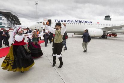 Recibimiento en Santiago al primer vuelo procedente de Estambul
