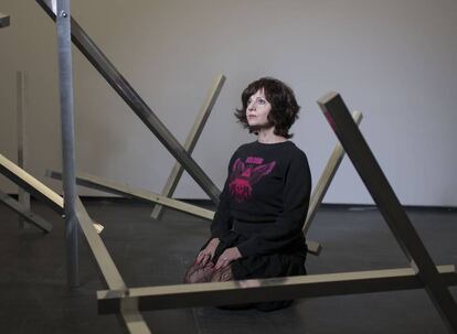 Ana Laura Aláez, junto a algunas de sus obras en la exposición del Centro de Arte Dos de Mayo de Móstoles.
