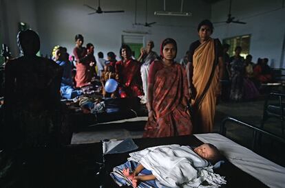 En la imagen, un bebé descansa en el Centro de Planificación Familiar de la FVF que se creó en 1988 y se reformó en 2003, para que las madres indias con más de dos hijos que lo deseen puedan voluntariamente cesar su vida reproductiva. 