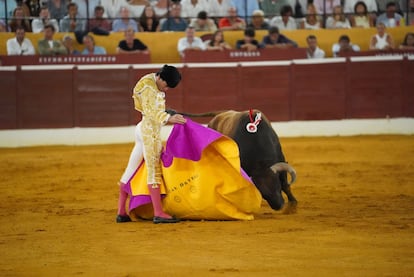Juan Ortega lancea a la verónica al segundo toro de la tarde.