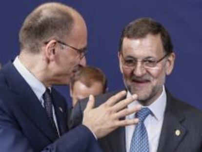 El presidente del Gobierno espa&ntilde;ol, Mariano Rajoy (d), conversa con el primer ministro italiano, Enrico Letta.