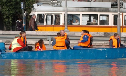 Según los servicios de protección civil, a primera hora de la mañana de hoy el nivel del Elba a su paso por Dresde era de 7,4 metros, 5,4 metros por encima de lo normal, pero dos metros menos que en las inundaciones del 2002, las más graves de Alemania.