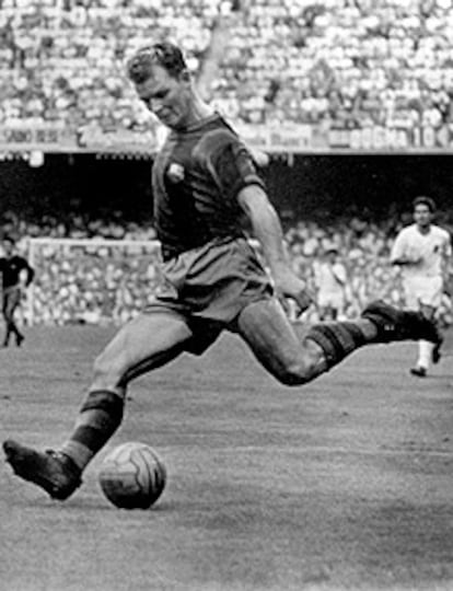 En la imagen, Kubala durante un partido como jugador del F. C. Barcelona en el año 1958.