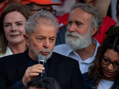 Lula habla a sus seguidores a la salida de la prisión. 