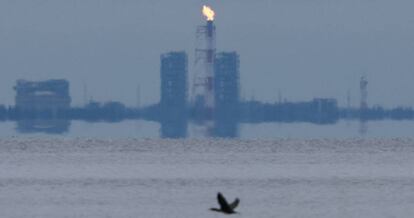 Llamarada de gas en la central de Portovaya, en la frontera rusa con Finlandia, este viernes.