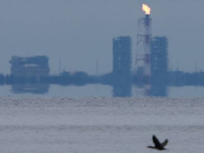 Llamarada de gas en la central de Portovaya, en la frontera rusa con Finlandia, este viernes.