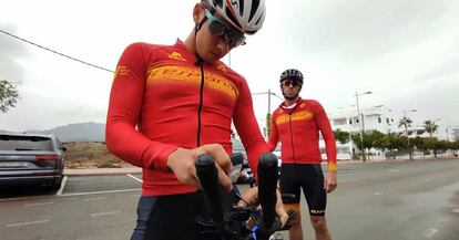 Jota (al fondo) y su guía en los entrenamientos, Luis Molina, antes de una paliza (habitual) de tres horas y media para la prueba de bicicleta.