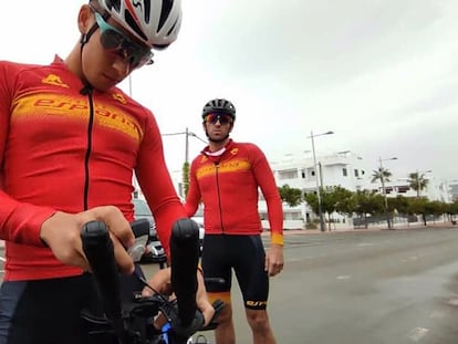 Jota (al fondo) y su guía en los entrenamientos, Luis Molina, antes de una paliza (habitual) de tres horas y media para la prueba de bicicleta.