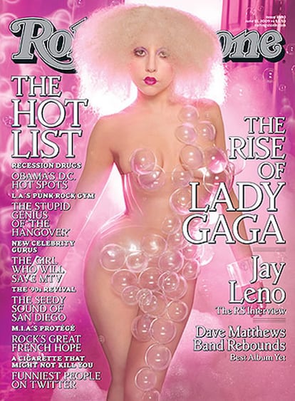 Lady Gaga se desnuda por dentro y por fuera en la edición de junio de la versión estadounidense de <i>Rolling Stone</i>. La cantante no sólo admite que es bisexual, sino que además enseña sus encantos en portada, tapada sólo por unas insinuantes burbujas. "Todos mis novios se intimidan con el hecho de que me interesen las mujeres", dice en la entrevista Stefani Joanne Germanotta, verdadero nombre de la joven cantante, quien confiesa a la vez que ha tenido que sobrellevar intensas discusiones con sus antiguas parejas al revelarles sus secretos. La neoyorquina admite que nunca se ha enamorado de una persona de su mismo sexo, pero no puede evitar su afinidad "con la belleza femenina".