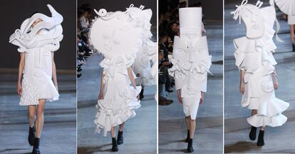 Las mujeres escultura de Viktor & Rolf. La pareja de diseñadores holandeses han convertido su desfile de alta costura en una pasarela en blanco donde las modelos han lucido como esculturas vivas.