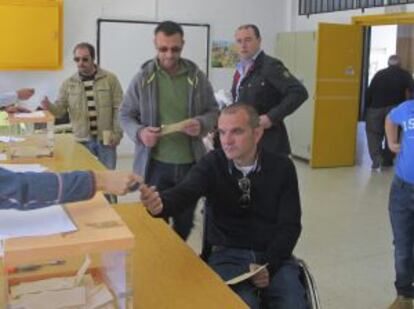 Vecinos de Guadiana del Caudillo depositando su voto.