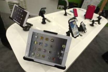 Monturas de tabletas y teléfonos inteligentes para vehículos se exhiben en la feria de tecnología CES 2013 de Las Vegas en EE.UU. EFE/Archivo