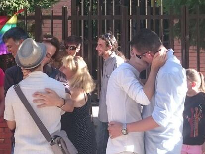 Besada delante del Obispado de Getafe.