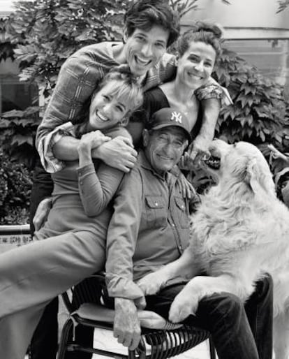 Andrés posa junto a su familia: su padre, Andrés, sus hermanas, Silvia y Sonia, y su perro, Herry. El modelo luce jersey y pantalón Gucci y camisa Hermès.