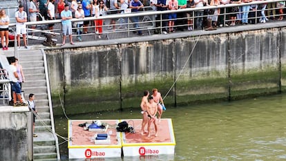 Bañistas en la Ría de Bilbao durante el pasado septiembre.