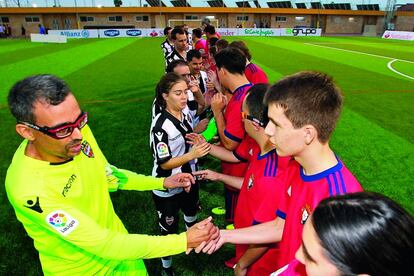 Saludo de los jugadores del Osasuna y el Levante.