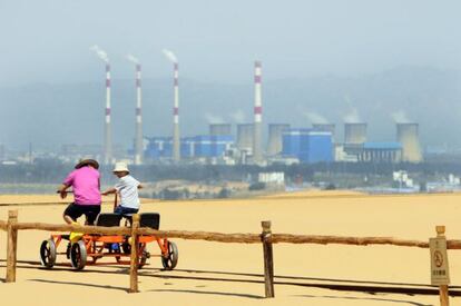 Industria altamente contaminante y centrales térmicas anticuadas, como estas de la ciudad de Hailar, en la frontera con Rusia, están en el origen de gran parte de los males medioambientales de China.