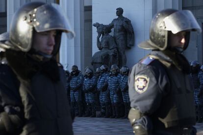 La policía antidisturbios manitiene fuertemente custodiado el Parlamento desde primera hora de hoy.