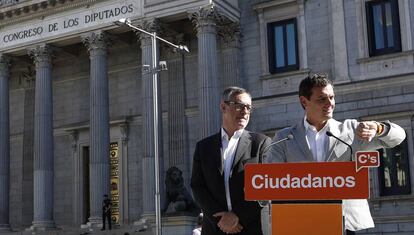 Jos&eacute; Manuel Villegas y Albert Rivera, ante el Congreso. 