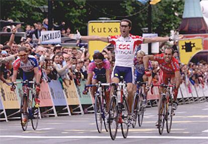 Laurent Jalabert al cruzar la meta, ayer en San Sebastián.