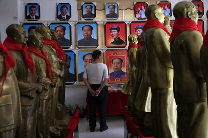  Un visitante observa retratos de Mao Zedong en una tienda de recuerdos en Shaoshan, provincia de Hunan, en el centro de China.