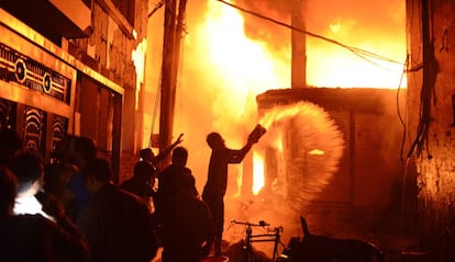 As imagens transmitidas pelos canais de televisão mostraram que a porta de um dos edifícios estava fechada com chave, o que impediu que os moradores fugissem.