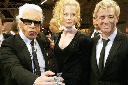 De izquierda a derecha, Karl Lagerfield, Nicole Kidman y Baz Luhrman, en París en agosto pasado.