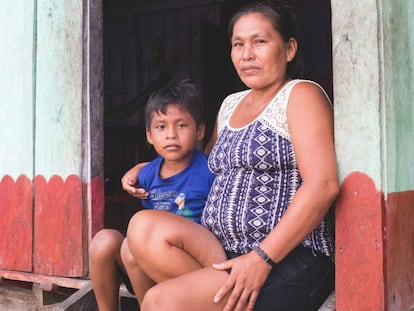  Mari Curmayari Calampa e hijo, vecinos de la comunidad de Cuninico.