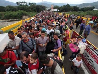 Miles de venezolanos cruzan a Colombia por el puente Simón Bolívar; si el flujo no remite se teme una crisis humanitaria