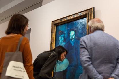 Varios visitantes observan una de las pinturas de Picasso.
