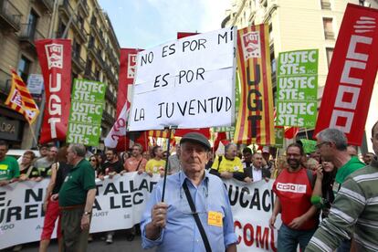 Varios miles de estudiantes y profesores de guarderías, primaria, secundaria y universidad y padres y madres participan en una multitudinaria manifestación en el centro de Barcelona en protesta por la Ley de mejora de la calidad educativa (Lomce) y contra los recortes en el ámbito de la enseñanza.