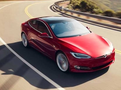 Tesla Model. Según la versión, con una recarga puede superar los 600 km de autonomía y los 450 caballos de potencia.