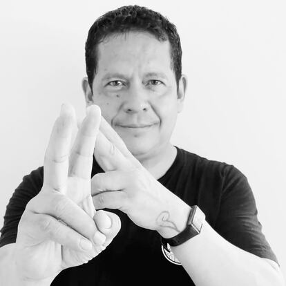 Julián Herbert en su casa de Coahuila. México.