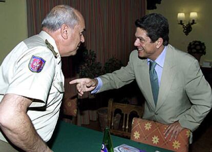 Federico Trillo-Figueroa conversa ayer en Toledo con el jefe del Ejército de Tierra, Luis Alejandre.